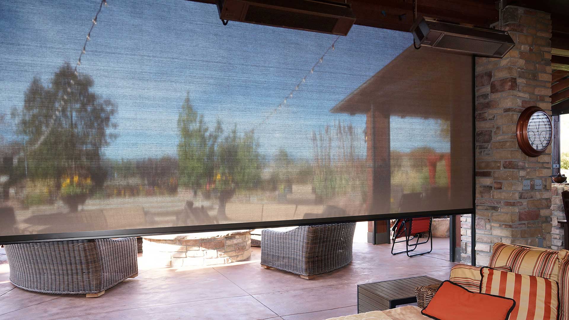 Large span motorized retractable screen